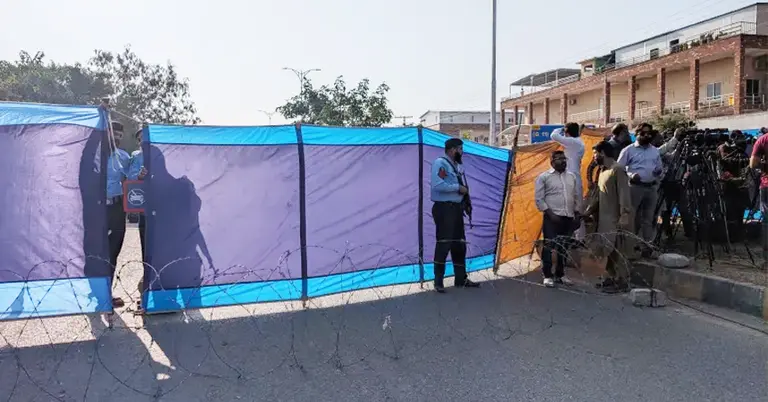 আত্মঘাতী বিস্ফোরণের পর এলাকাটি পর্দা দিয়ে ঘিরে দেয়া হয়েছে